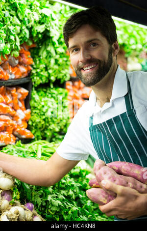 L'organisation du personnel masculin dans la section légumes biologiques Banque D'Images