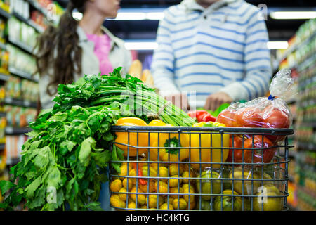 Close-up de divers légumes et fruits en trolley Banque D'Images