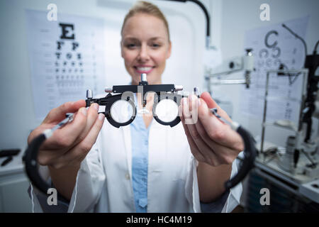 Female optométriste holding messbrille Banque D'Images