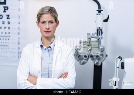 Femme optométriste clinique d'ophtalmologie en permanent Banque D'Images
