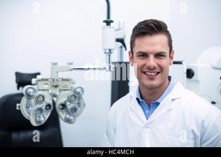Portrait of smiling optométriste Banque D'Images