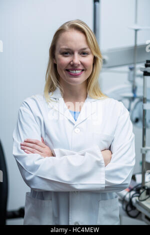 Femme optométriste clinique d'ophtalmologie en permanent Banque D'Images