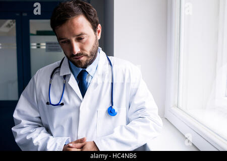 Triste doctor standing in corridor Banque D'Images