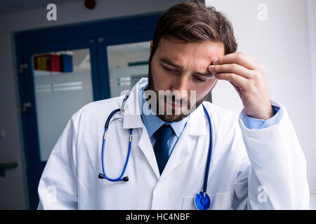 Triste doctor standing in corridor Banque D'Images