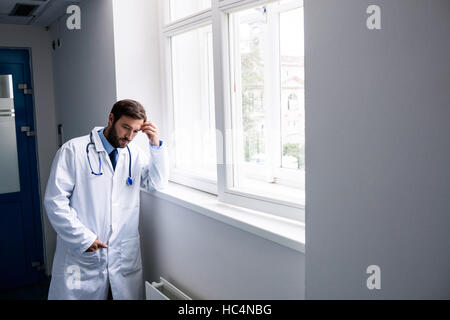 Triste doctor standing in corridor Banque D'Images