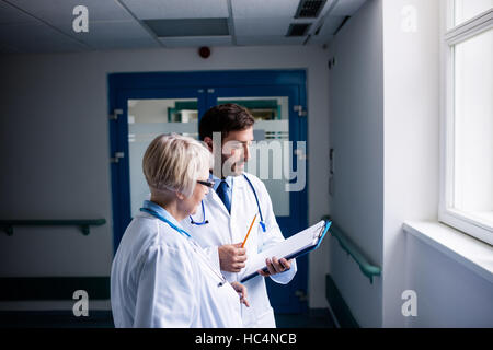 Doctors discussing sur presse-papiers Banque D'Images