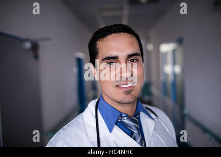 Confiant doctor standing in hospital corridor Banque D'Images