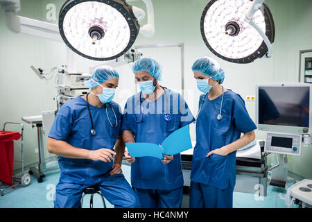 Chirurgiens discuter dossiers patients dans l'opération prix Banque D'Images