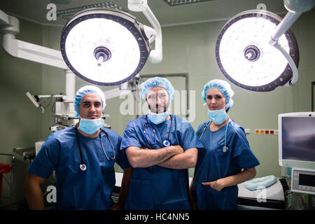 Portrait de chirurgiens en salle d'opération Banque D'Images