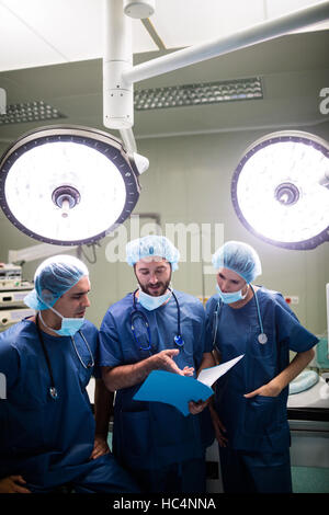 Chirurgiens discuter dossiers patients dans l'opération prix Banque D'Images