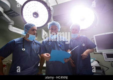 Chirurgiens discuter dossiers patients dans l'opération prix Banque D'Images