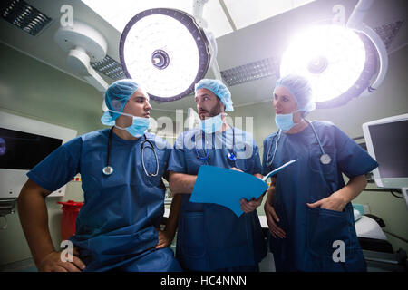 Chirurgiens discuter dossiers patients dans l'opération prix Banque D'Images