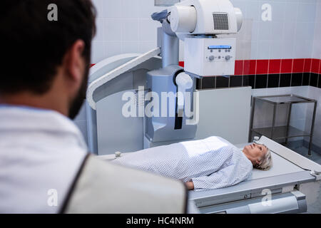 Femme passant par examen radiologique Banque D'Images