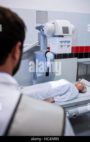 Femme passant par examen radiologique Banque D'Images