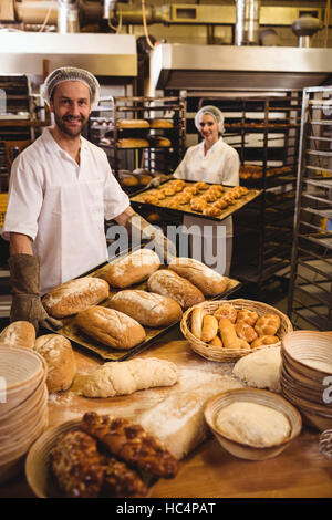 Homme et femme baker holding tray of loaf et michetta Banque D'Images