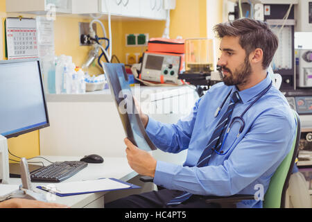 Doctor examining x-ray Banque D'Images