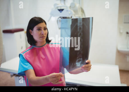 Female doctor examining x-ray Banque D'Images