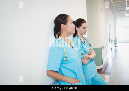 Infirmière triste appuyé contre le mur Banque D'Images
