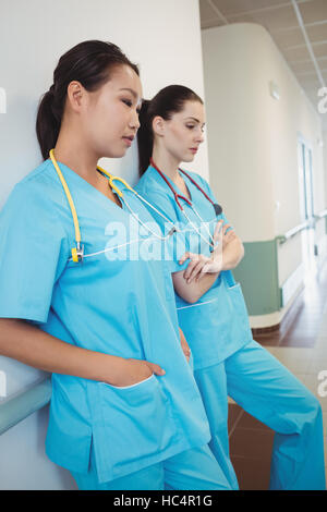 Infirmière triste appuyé contre le mur Banque D'Images