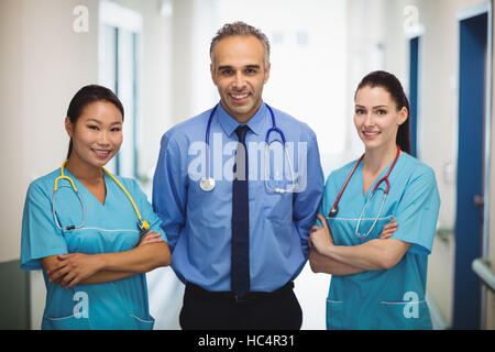 Portrait of doctor and nurses standing with arms crossed Banque D'Images