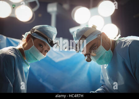 Portrait de chirurgiens en salle d'opération Banque D'Images