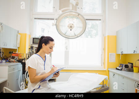 Femme médecin écrit presse-papiers Banque D'Images