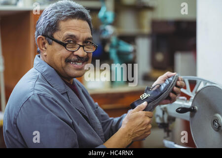 Portrait de shoemaker à l'aide de la machine à coudre Banque D'Images