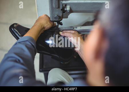 Shoemaker à l'aide de la machine à coudre Banque D'Images