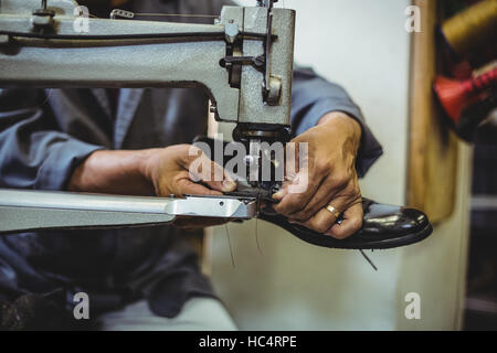 Shoemaker à l'aide de la machine à coudre Banque D'Images