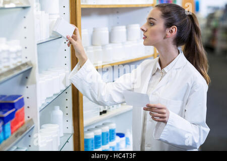 Pharmacien holding prescription pendant le contrôle de médicament