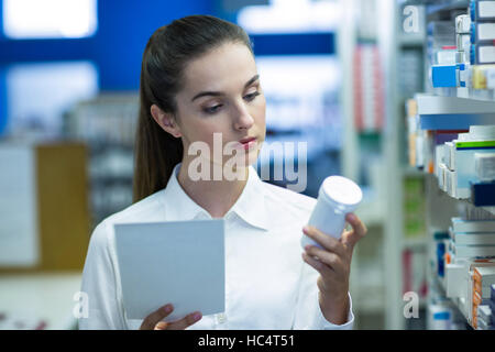 Pharmacien holding prescription pendant le contrôle de médicament