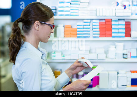 Pharmacien holding prescription pendant le contrôle de médicament