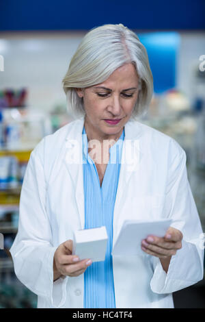 Pharmacien holding medicine lors de la vérification - aucune prescription requise