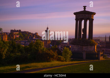 Edinburgh de Carlton Hill lors d'un coucher de soleil colorés Banque D'Images