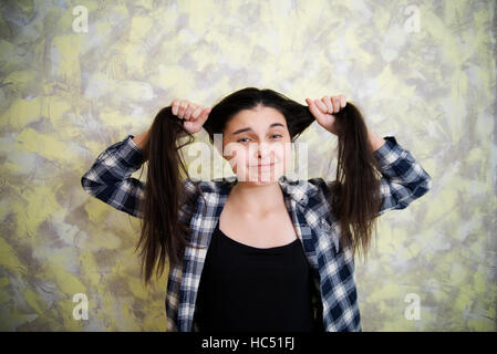 Teen girl à chemise à carreaux cheveux tirant Banque D'Images