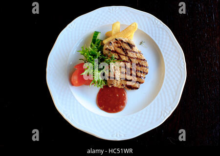 Escalope de porc avec légumes frais et pommes de terre sautées Banque D'Images