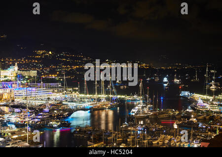 Juste monde MYS Monaco Yacht Show la nuit, Port Hercule, megayachts de luxe, de nombreuses navettes, party time, le trafic de bateaux, long expos Banque D'Images