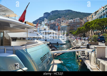 Monaco, Monte-Carlo, Monaco, le 8 août 2016 : Le Port Hercule, la préparation de l'yacht show MYS, journée ensoleillée, beaucoup de yachts Banque D'Images