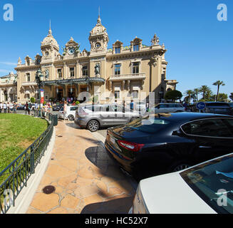 Monaco, Monte-Carlo, 8 août 2016 : Casino Monte Carlo, Casino Royal, les touristes, les voitures coûteuses, façade immeuble, milliardaires, s Banque D'Images