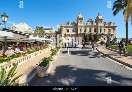 Monaco, Monte-Carlo, 8 août 2016 : Casino Monte Carlo, Casino Royal, les touristes, les voitures coûteuses, façade immeuble, milliardaires, s Banque D'Images