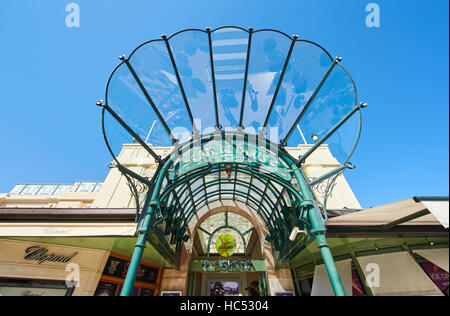 Casino de Paris Casino, Monte-Carlo, Casino Royal, les touristes, les voitures coûteuses, façade immeuble, milliardaires, journée ensoleillée, casino sq Banque D'Images