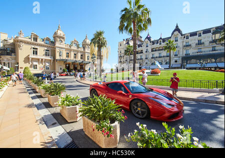 Monaco, Monte-Carlo, 8 août 2016 : Casino Monte Carlo, Casino Royal, les touristes, les voitures coûteuses, façade immeuble, milliardaires, s Banque D'Images