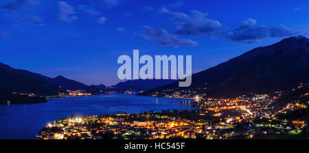 Lago di Como avec vue panoramique nuit ville de Gravedona en premier plan Banque D'Images