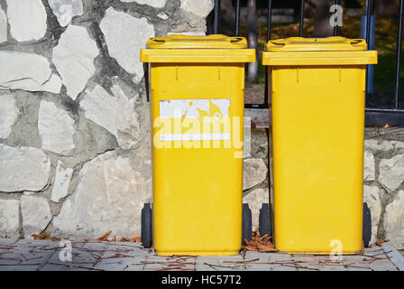 Deux poubelles en plastique jaune sur la rue Banque D'Images