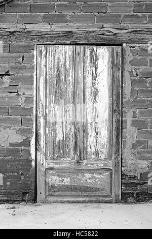 Vieille porte en bois, la construction endommagée Banque D'Images