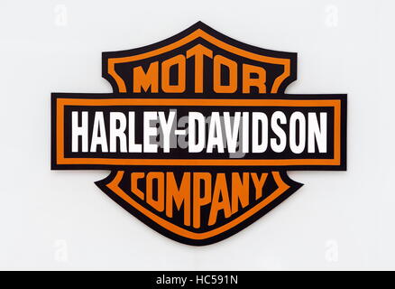 PRAGUE, NOVE BUTOVICE - décembre 7, 2016 : Logo de Harley-Davidson Motor Company sur un mur de bureau tchèque de 1980. Banque D'Images