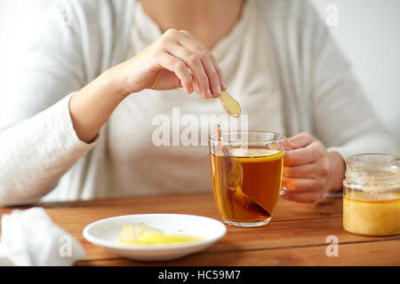 Portrait de femme malade de boire du thé au gingembre Banque D'Images