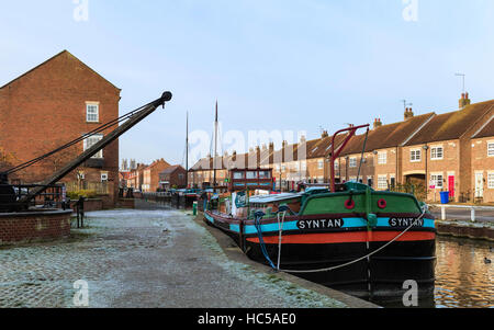 Les chalands amarrés le long de la rénové beck (canal) sur un matin calme, lumineux en automne flanquée de maisons en rangée. Banque D'Images