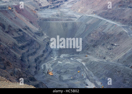 Le minerai de fer de la carrière d'exploitation à ciel ouvert avec un bon nombre de machines au travail - Vue de dessus Banque D'Images