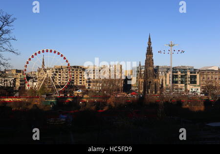 Grande roue, Scott Monument et Star Flyer ride Edimbourg Ecosse Décembre 2016 Banque D'Images